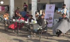 Gaza, a Rafah i barbieri tagliano i capelli gratuitamente agli sfollati