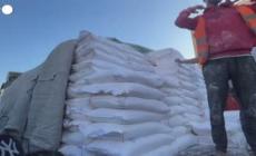 A Gaza l'Unrwa distribuisce farina a residenti e sfollati