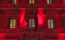 Roma, la facciata di Palazzo Madama rossa contro la persecuzione religiosa