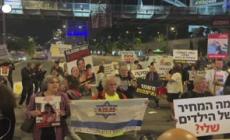 Israele, familiari degli ostaggi protestano davanti al ministero della Difesa a Tel Aviv