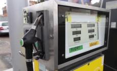 La benzina sfiora i minimi da inizio anno: 1,8 euro/litro