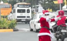 Babbo Natale ballerino dirige il traffico di Manila