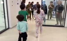Israele, tre bambini liberati da Hamas riabbracciano il loro cane dopo il rilascio
