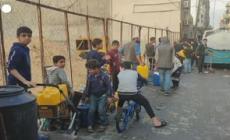 Gaza City, in coda per procurarsi dell'acqua potabile