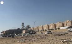 Gaza, raid dal mare e dal cielo colpiscono edifici a Khan Yunis: la gente scappa