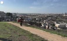 Israele, Babbo Natale sul cammello per le strade di Gerusalemme