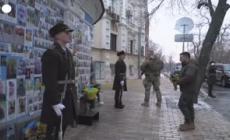 Zelensky depone una corona di fiori presso il "Muro degli Eroi" a Kiev