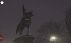 Ucraina, a Kiev smantellata la statua di un comandante dell'Armata Rossa