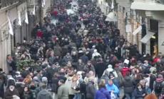 Shopping e' online, negozi di abbigliamento in crisi