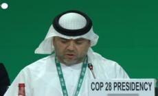 Cop28, attivista irrompe sul palco per chiedere lo stop dei combustibili fossili