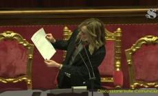 Scontro in Senato, Meloni sventola fax di Di Maio sul Mes
