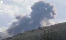 Israele colpisce il sud del Libano: nuvola di fumo nel villaggio di Aitaroun