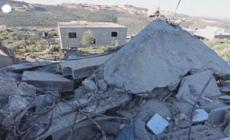 Gaza, palestinesi tra le macerie delle case distrutte ad Urif
