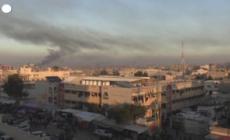 Gaza, combattimenti a Khan Yunis: colonne di fumo nero si alzano in cielo