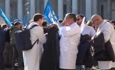 Sciopero medici, a Napoli sit-in davanti prefettura: "Sanita' in condizioni pietose"