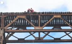 Guatemala, Babbo Natale si cala da un ponte e porta doni ai bimbi poveri