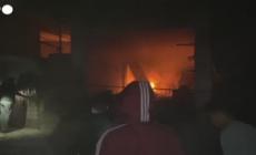Attacco Israele su  Khan Yunis, palestinesi cercano sopravvissuti tra le macerie