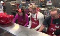 Pranzo di Natale per i senzatetto a Los Angeles, attrici e attori in campo