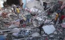 Gaza, palestinesi tra le macerie di una casa distrutta