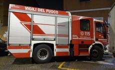 Traversetolo, auto si schianta contro un palo della luce e  prende fuoco