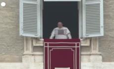 Papa:  "Vicino alle comunita' cristiane che soffrono discriminazioni"