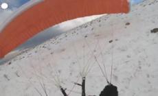 Nagorno-Karabakh: Babbo Natale arriva in parapendio, porta doni ai bambini rifugiati