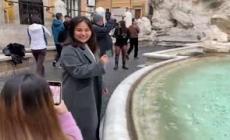 Roma, carte di credito nella Fontana di Trevi al posto del lancio delle monetine