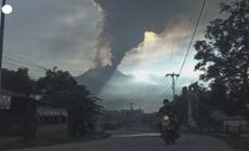 Erutta un vulcano in Indonesia, migliaia di persone evacuate