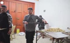 Gaza, un palestinese prepara biscotti per portare un po' di sollievo ai bambini