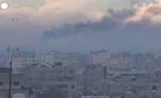 Gaza, il fumo si alza sopra la citta' di Khan Yunis