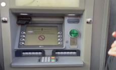 Gaza, lunghe attese all'unico sportello bancomat di Rafah