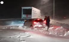 Freddo estremo in Svezia, la neve blocca centinaia di auto: il video