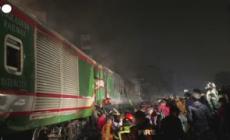Incendio su un treno in Bangladesh, almeno cinque morti