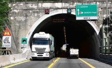 Auto contro camion in A10 a Genova: morto un 73enne originario di Parma 