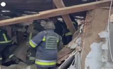 Ucraina, soccorritori estraggono sopravvissuto nella regione di Kharkiv