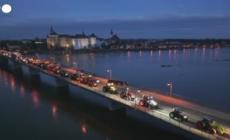 Germania, proteste degli agricoltori: fila di trattori blocca un ponte a Torgau