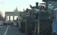 Berlino, proteste agricoltori: 560 trattori davanti alla porta di Brandeburgo