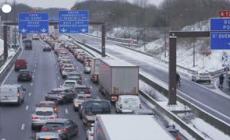 Neve e ghiaccio causano disagi al traffico sulle autostrade vicino Parigi