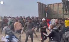Gaza, concitazione intorno a un camion con aiuti umanitari