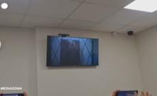 Russia, Navalny riappare in videocollegamento per un'udienza