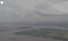 Inondazioni in Congo, a Kinshasa il fiume straripa allagando strade e case