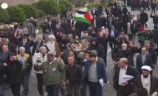 Iran, proteste a Teheran contro Usa e Regno Unito per gli attacchi in Yemen