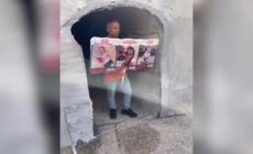 Tel Aviv, familiari dei rapidi riproducono un tunnel di Hamas