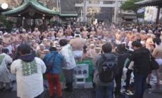 Tokyo, bagno ghiacciato per festeggiare il nuovo anno