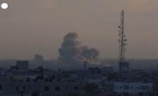 Striscia di Gaza, colonne di fumo dopo i raid su Khan Yunis