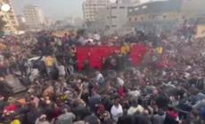 Migliaia di cittadini assaltano camion aiuti a Gaza