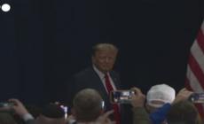 Trump acclamato dai sostenitori in Iowa dopo la vittoria nelle Primarie