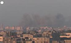 Gaza, il fumo sopra Khan Yunis dopo i nuovi attacchi