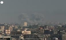 Gaza, nube di fumo si alza su Khan Yunis dopo un attacco aereo israeliano