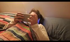 Usare lo smartphone a letto peggiora la qualit&agrave; del sonno